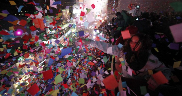 Nueva York celebra la llegada del Año Nuevo tirando confeti en Time Square. By GARY HERSHORN (REUTERS)