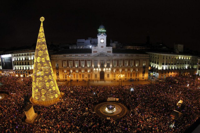 La multitud en la Puerta del Sol de Madrid. By KIKO HUESCA (EFE)