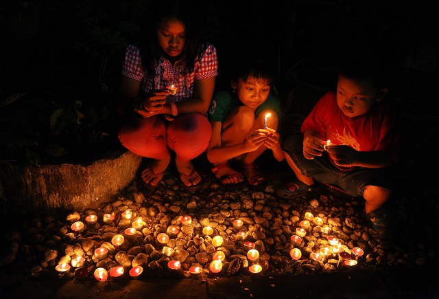 Unos niños colocan velas para celebrar el nuevo año en Surabaya, Indonesia. By ROBERTUS PUDYANTO (GETTY)