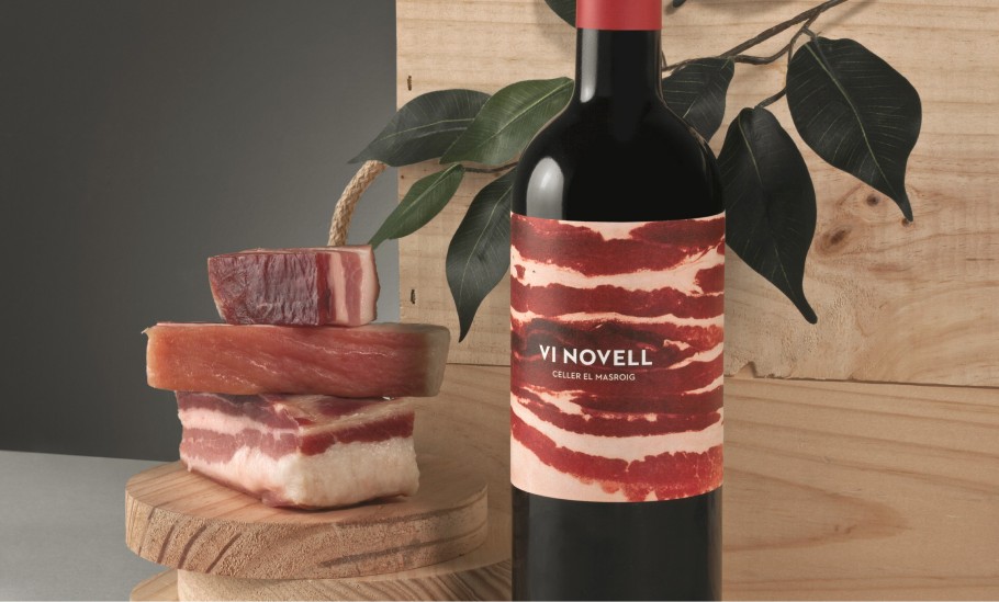 El vi, el porc i l’etiqueta