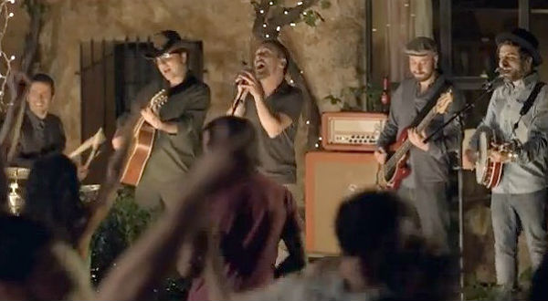 Arriba el nou anunci d’Estrella Damm amb Love of Lesbian
