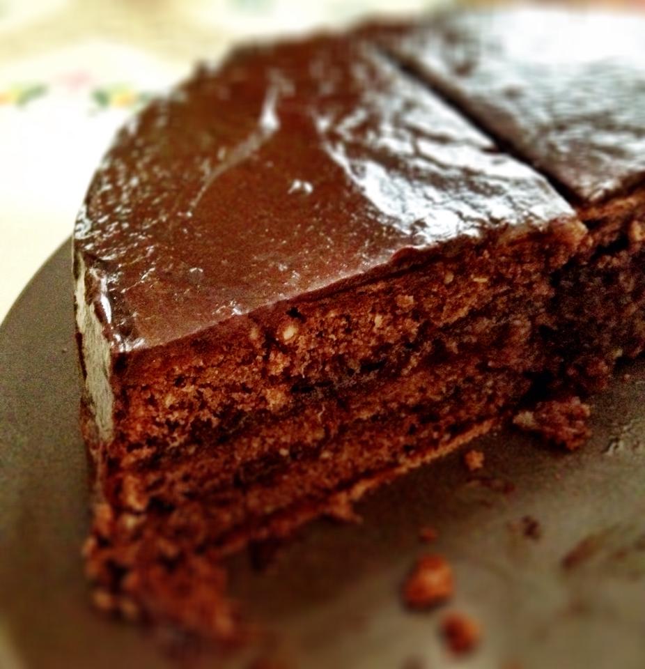 Pastís de xocolata amb ametlles picades i melmelada de taronja